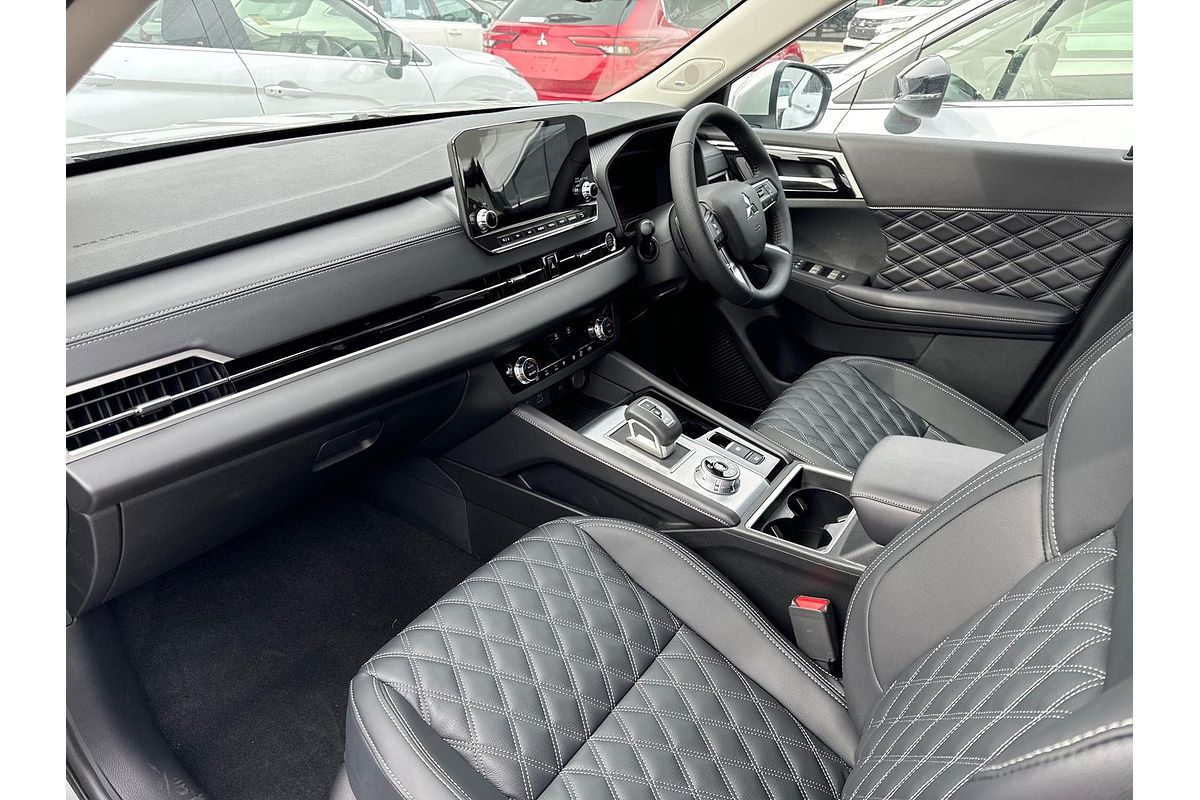 2024 Mitsubishi Outlander Exceed ZM