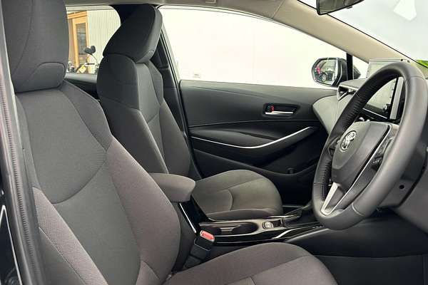 2019 Toyota Corolla Touring Hybrid Touring Hybrid S ZWE211