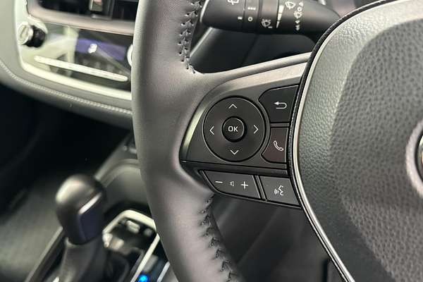 2019 Toyota Corolla Touring Hybrid Touring Hybrid S ZWE211