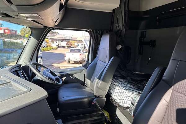 2023 Freightliner Cascadia 116