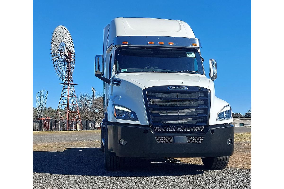 2023 Freightliner Cascadia 126
