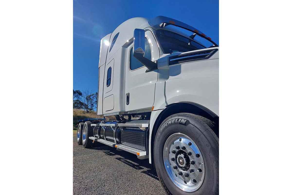 2023 Freightliner Cascadia 126