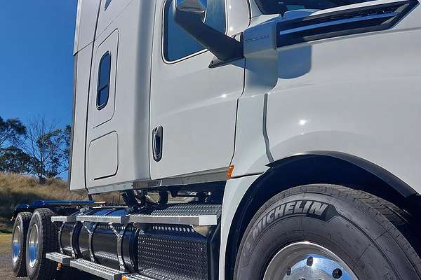 2023 Freightliner Cascadia 126