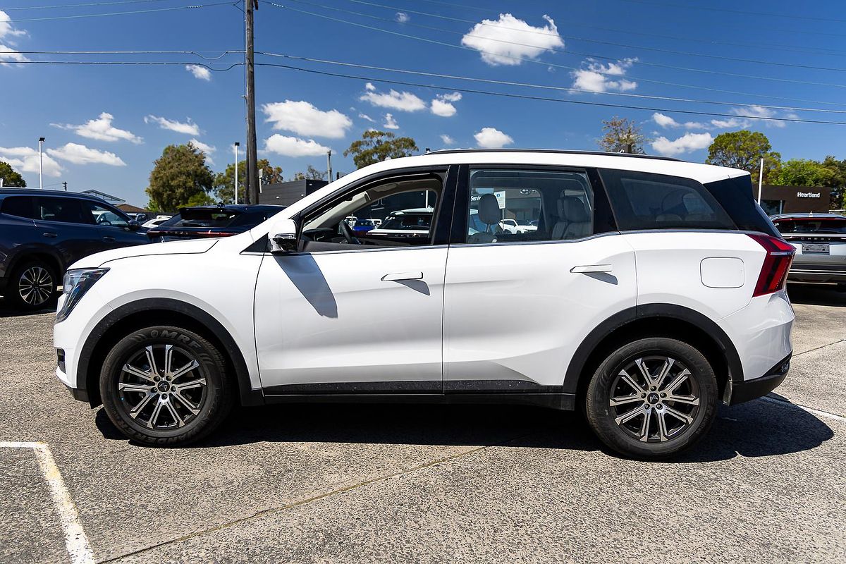 2024 Mahindra XUV700 AX7L