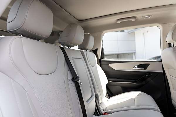 2024 Mahindra XUV700 AX7L