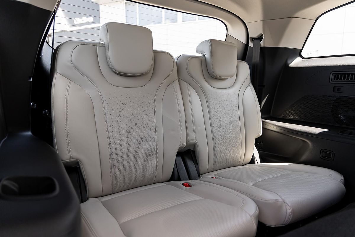 2024 Mahindra XUV700 AX7L
