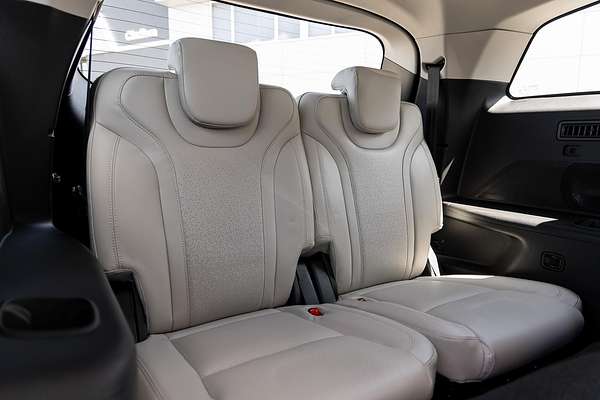2024 Mahindra XUV700 AX7L
