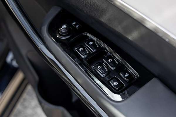 2024 Mahindra XUV700 AX7L