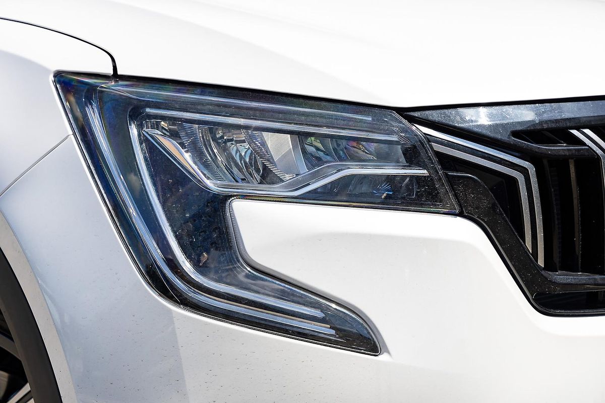 2024 Mahindra XUV700 AX7L
