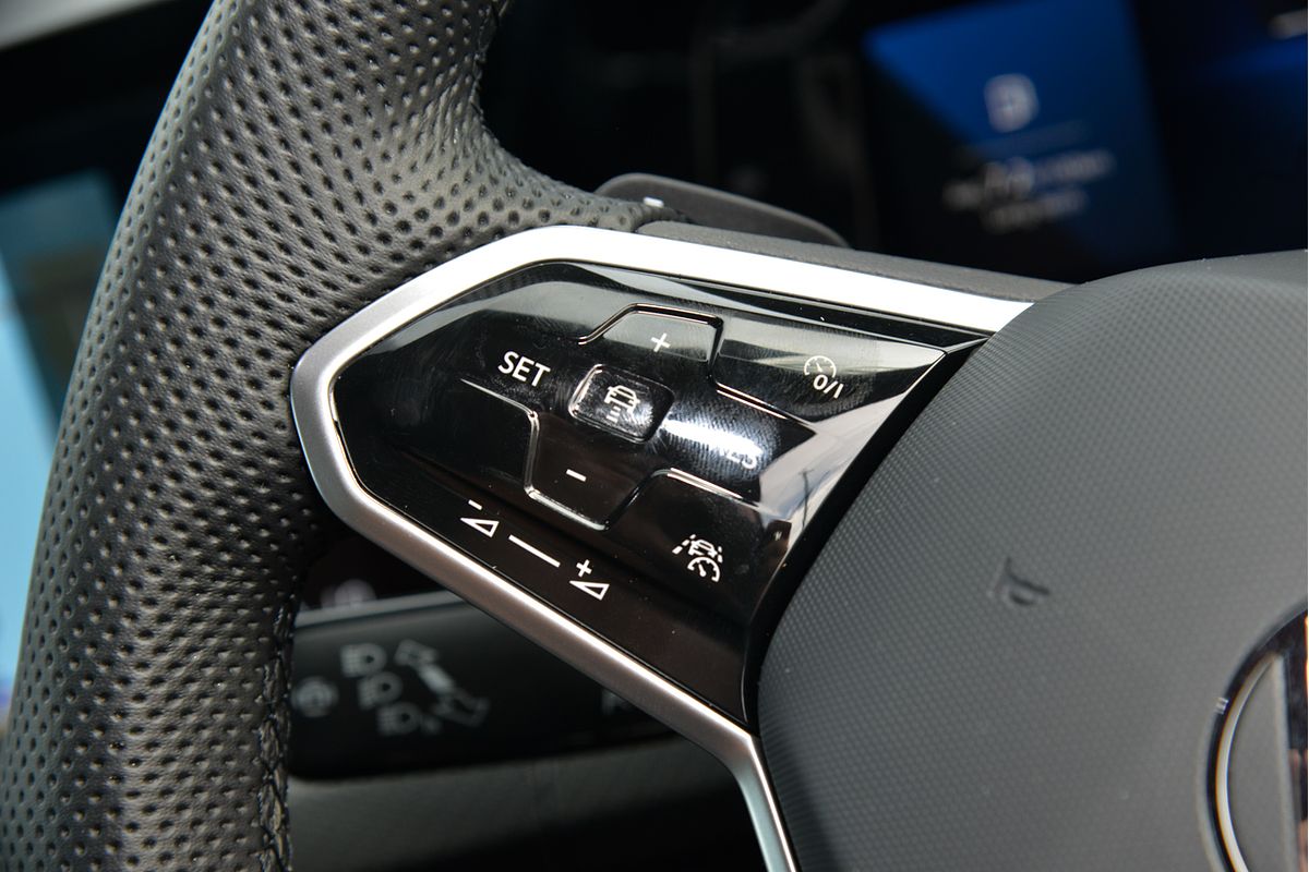 2023 Volkswagen Golf 110TSI R-Line 8