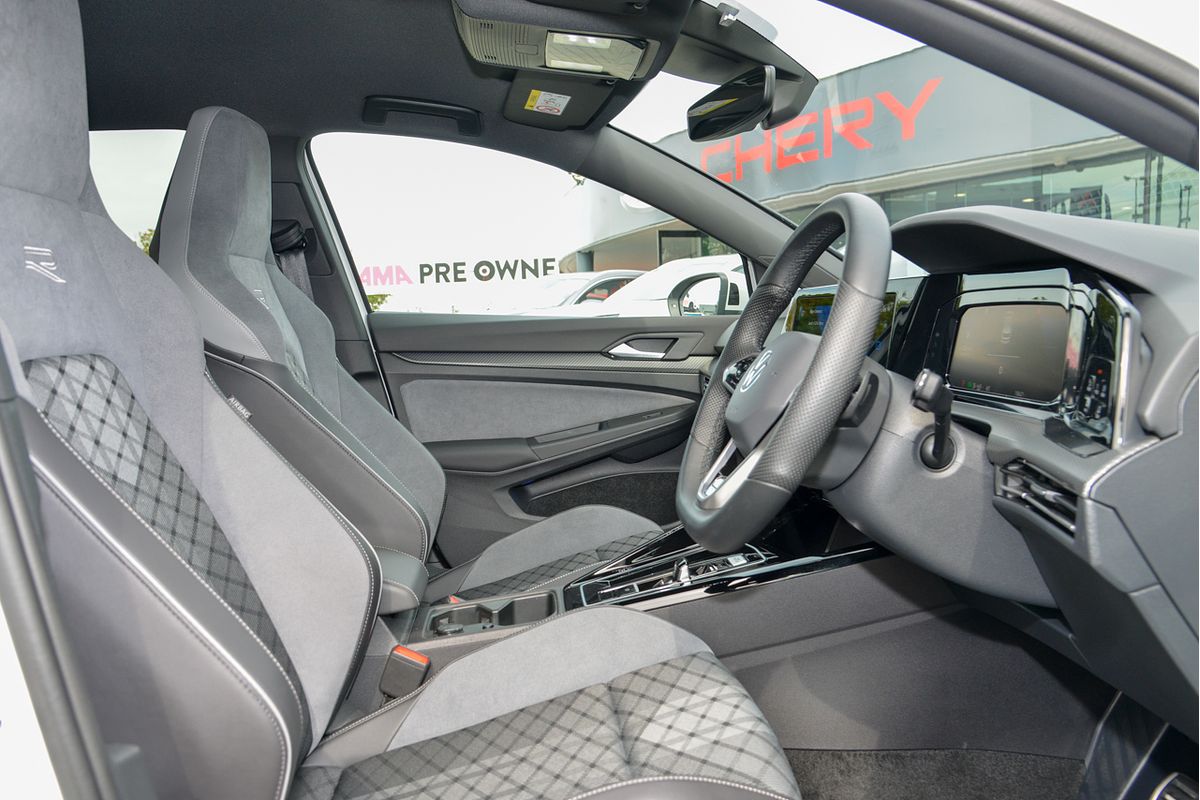2023 Volkswagen Golf 110TSI R-Line 8