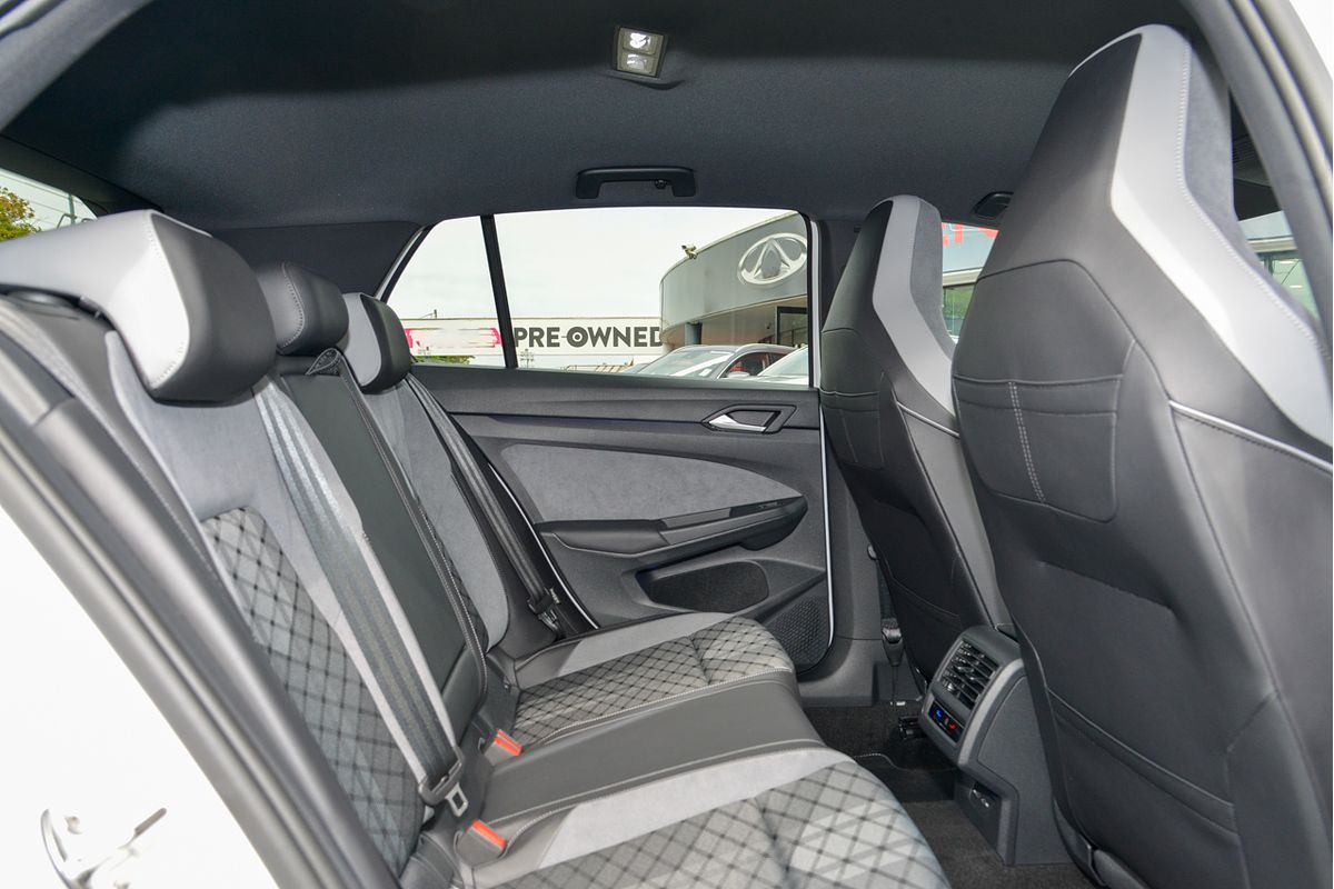 2023 Volkswagen Golf 110TSI R-Line 8