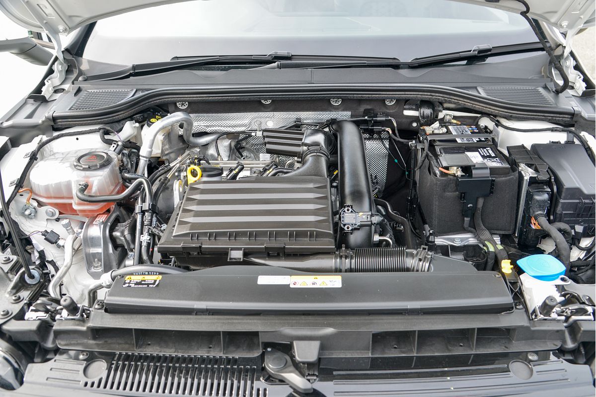 2023 Volkswagen Golf 110TSI R-Line 8