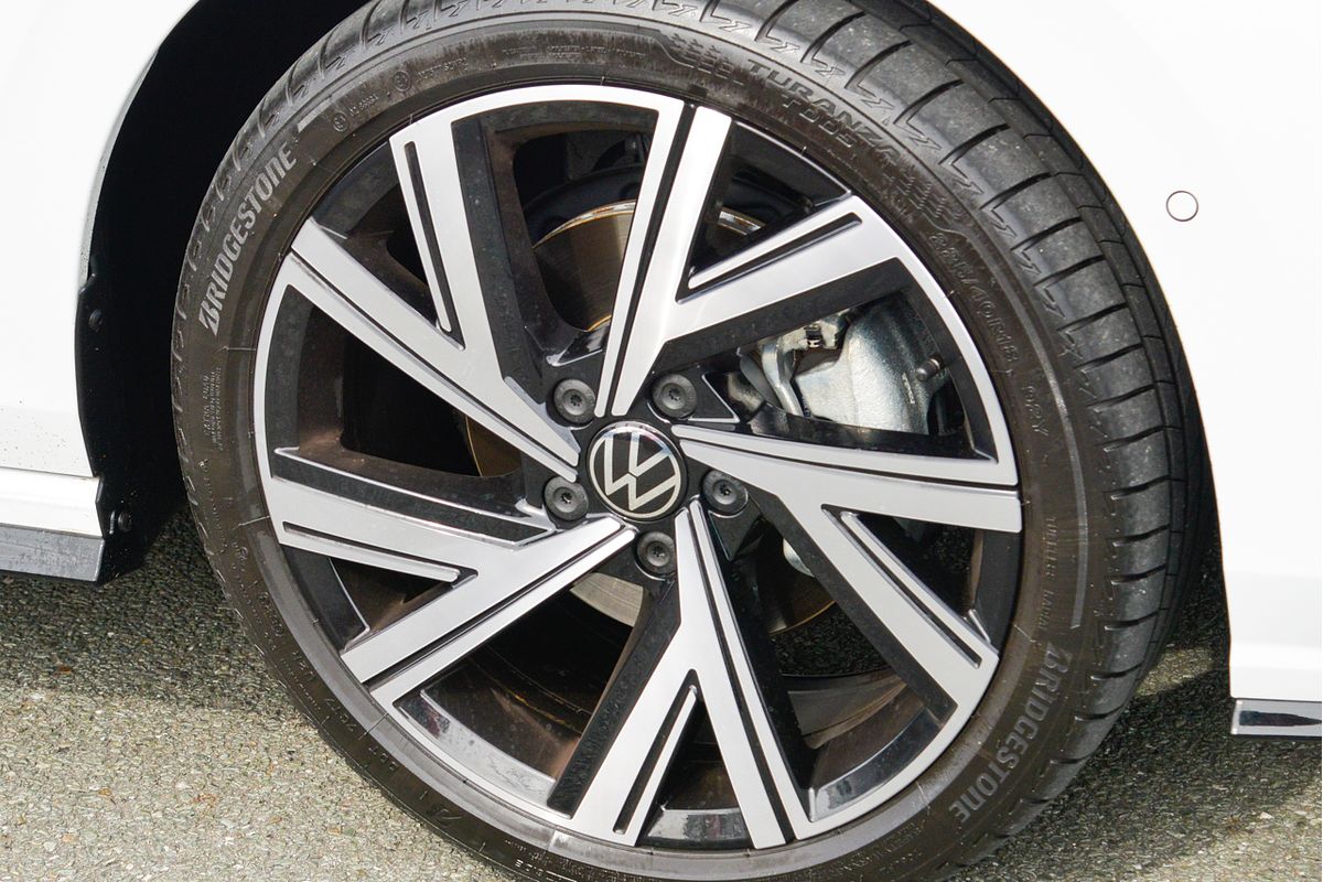 2023 Volkswagen Golf 110TSI R-Line 8