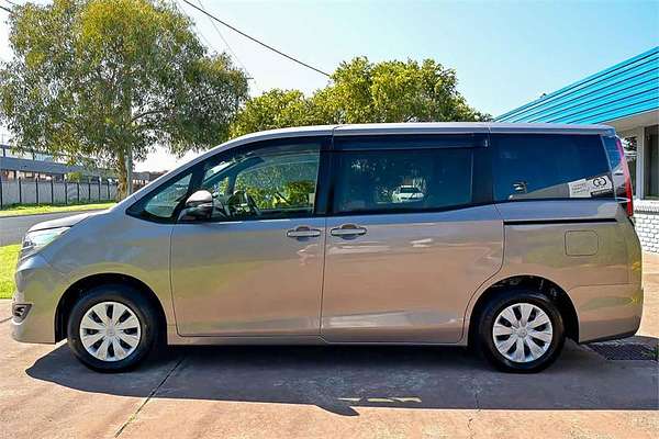 2018 Toyota Noah Welcab ZRR80