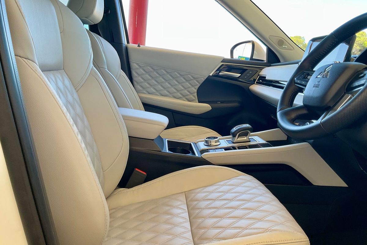 2022 Mitsubishi Outlander Exceed ZM