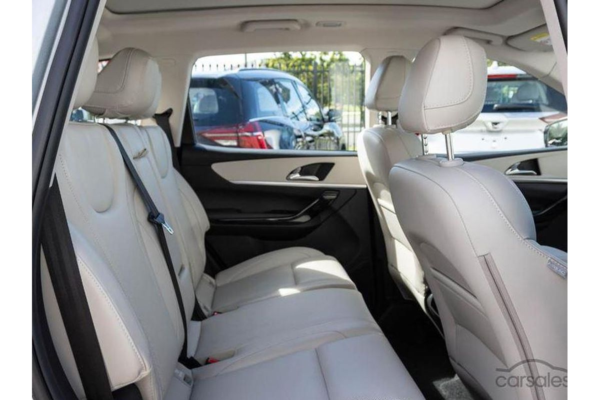 2024 Mahindra XUV700 AX7