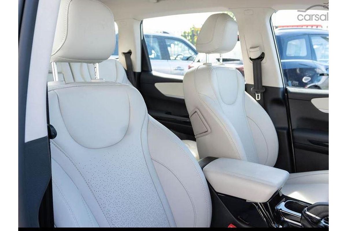 2024 Mahindra XUV700 AX7