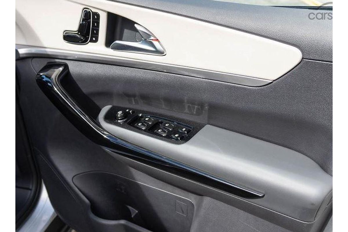 2024 Mahindra XUV700 AX7