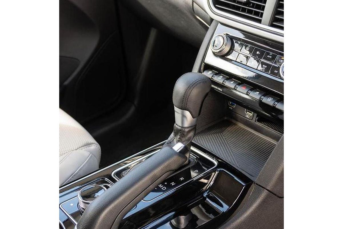 2024 Mahindra XUV700 AX7
