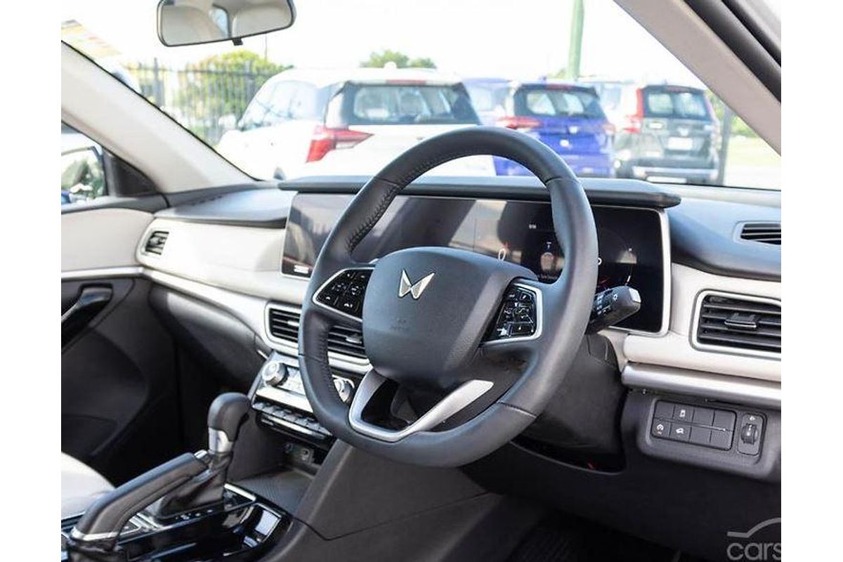 2024 Mahindra XUV700 AX7