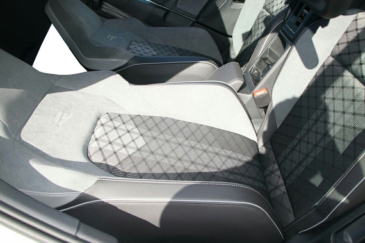 2024 Volkswagen Golf 110TSI R-Line 8