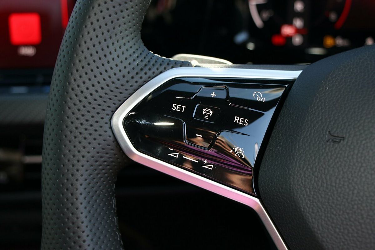 2024 Volkswagen Golf 110TSI R-Line 8