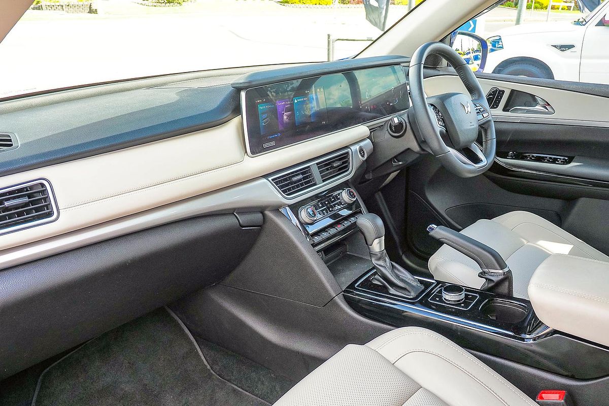 2023 Mahindra XUV700 AX7