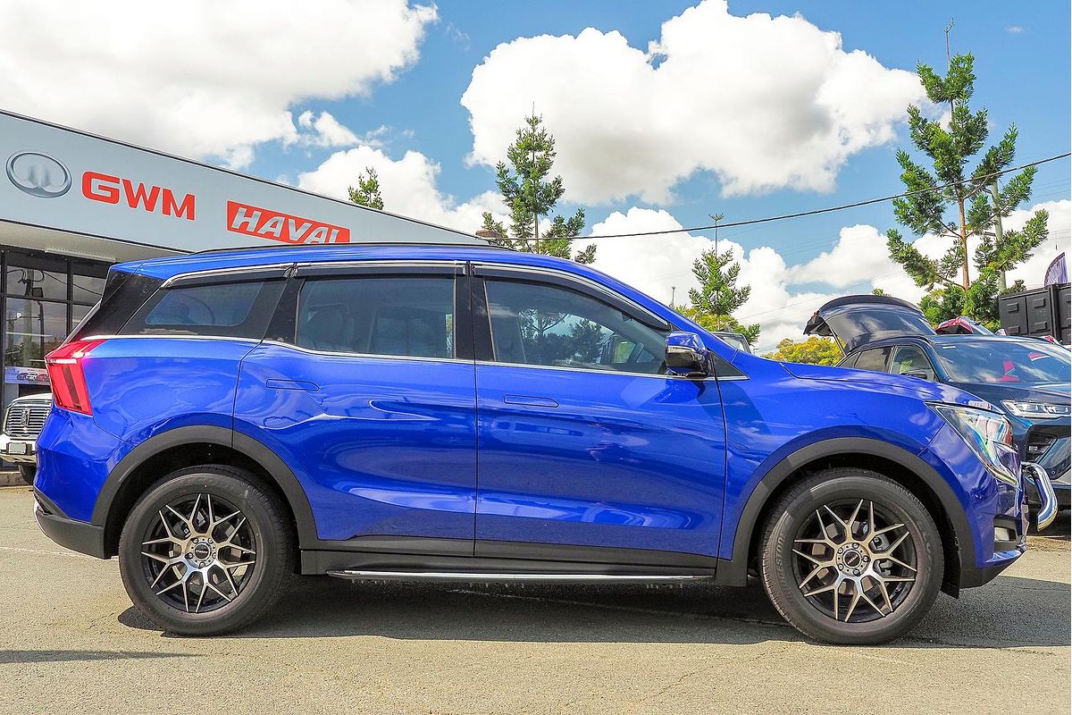 2023 Mahindra XUV700 AX7