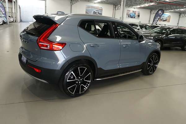 2022 Volvo XC40 T4 Momentum