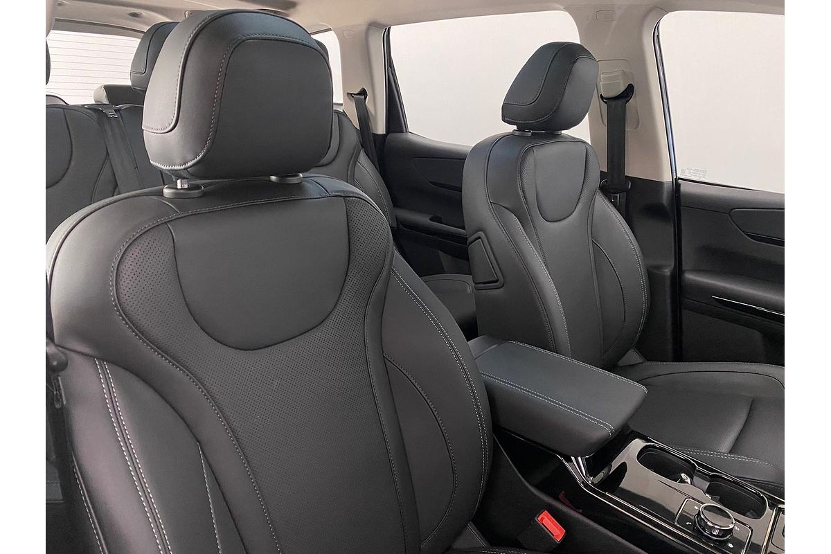 2024 Mahindra XUV700 AX7L Black Edition
