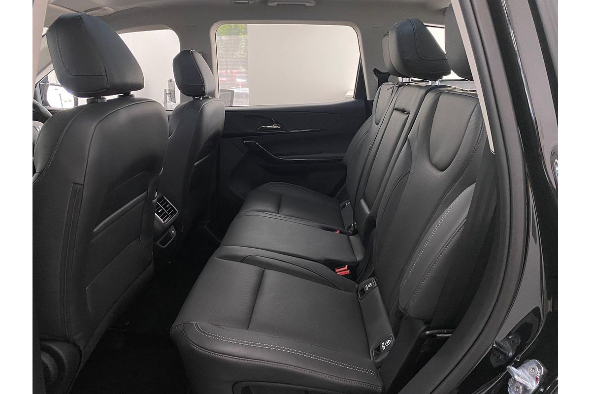 2024 Mahindra XUV700 AX7L Black Edition