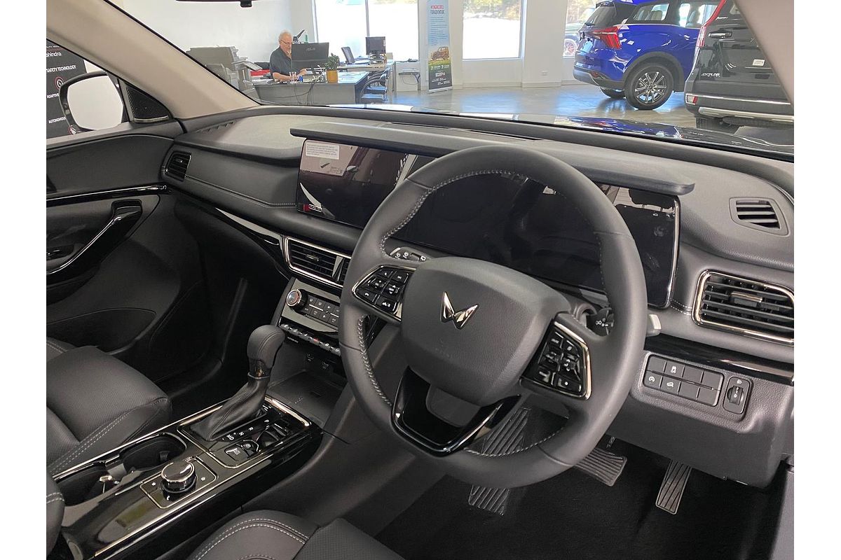 2024 Mahindra XUV700 AX7L Black Edition