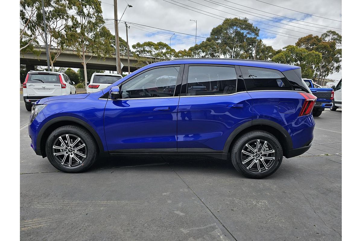 2024 Mahindra XUV700 AX7L