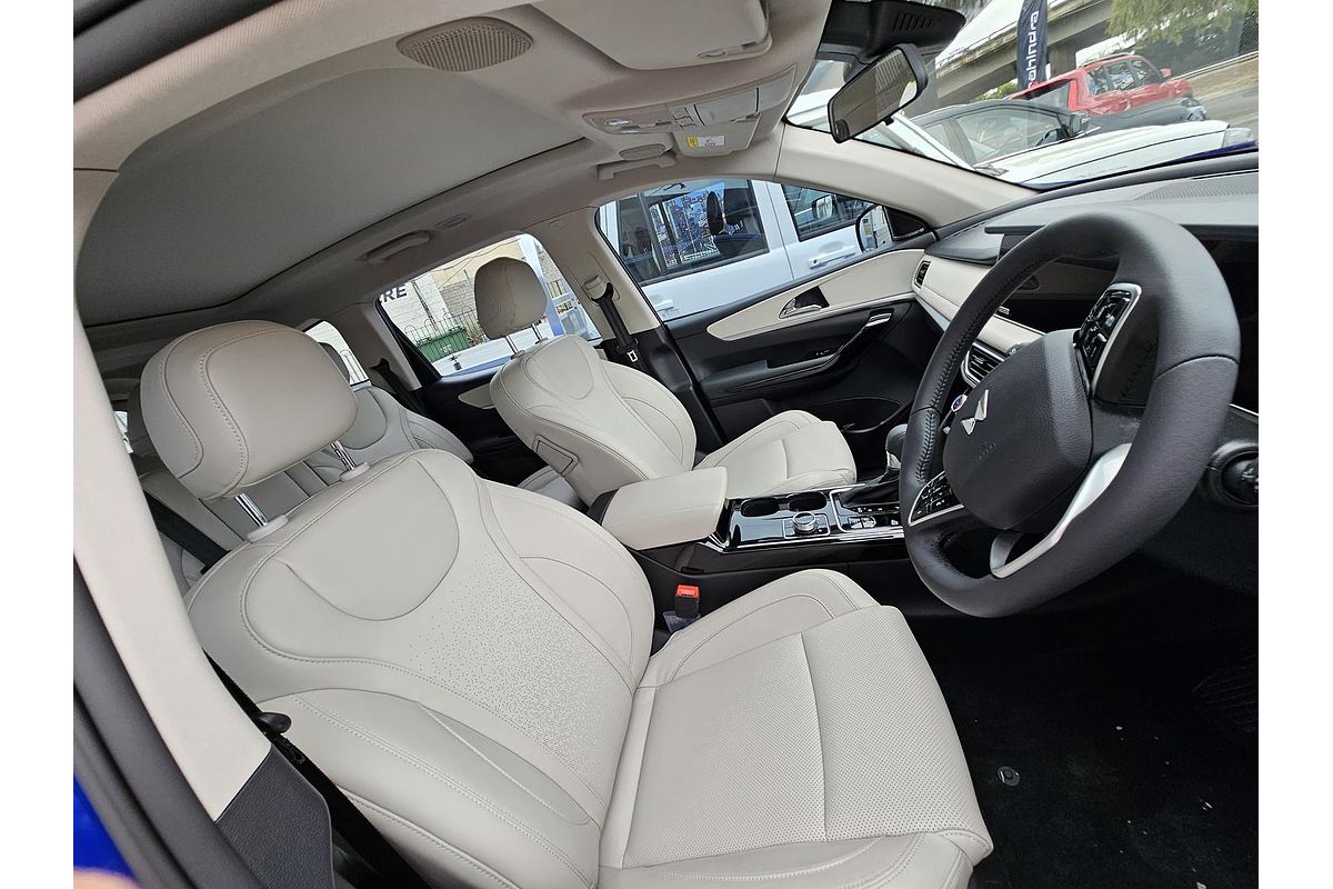 2024 Mahindra XUV700 AX7L