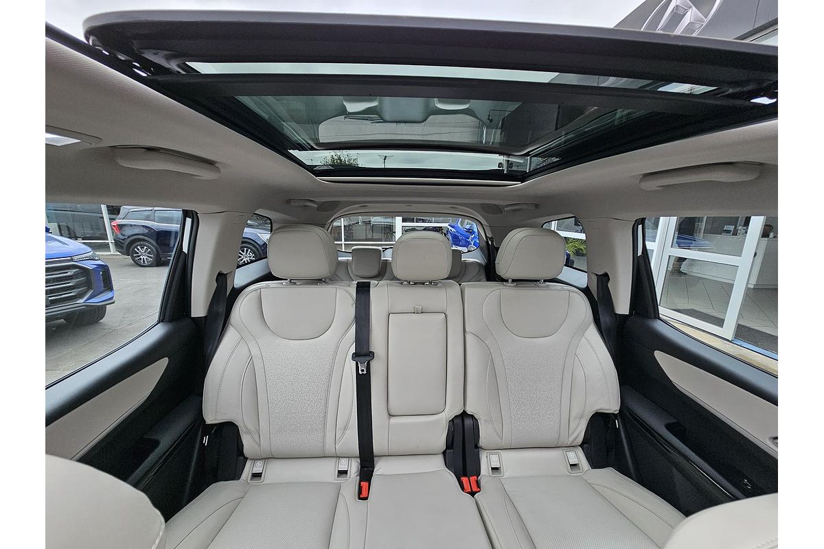 2024 Mahindra XUV700 AX7L
