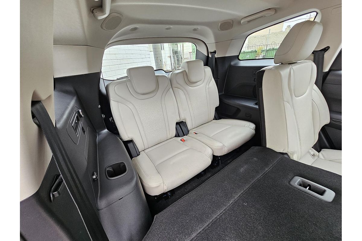 2024 Mahindra XUV700 AX7L