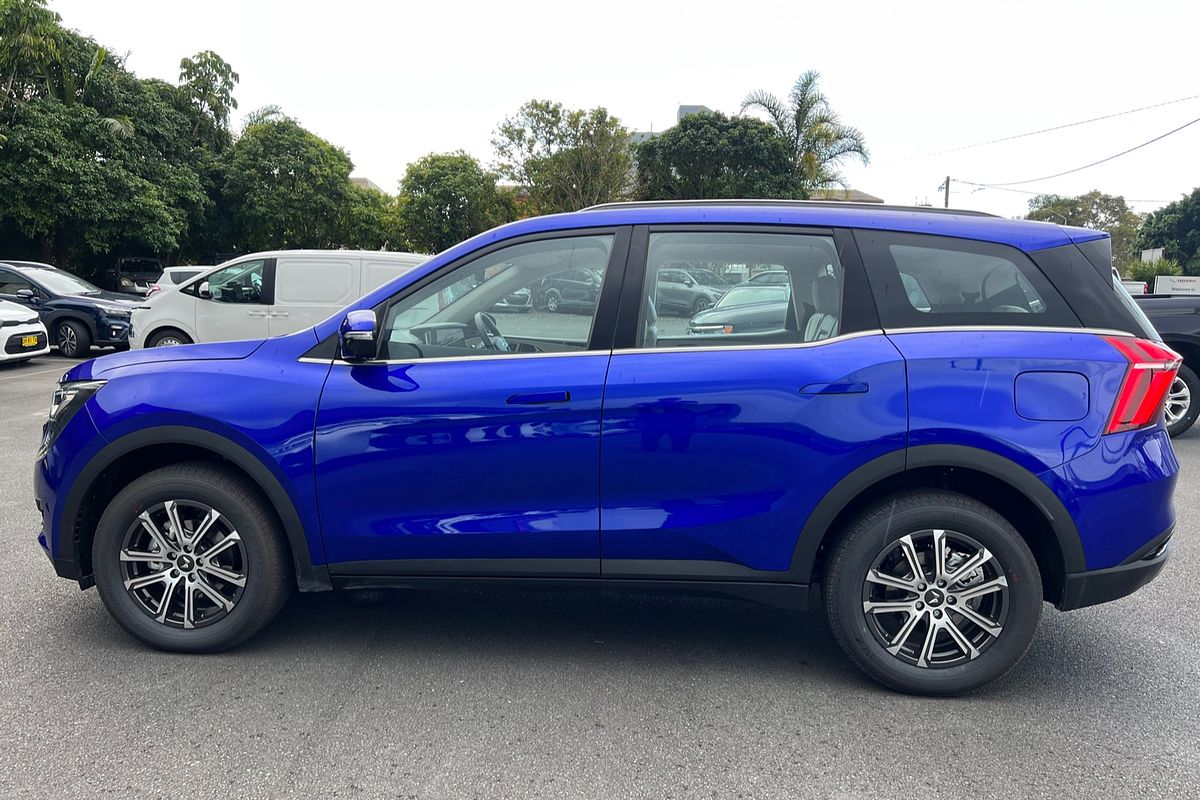2023 Mahindra XUV700 AX7L