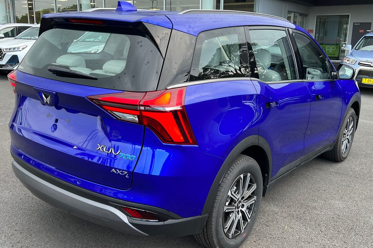 2023 Mahindra XUV700 AX7L