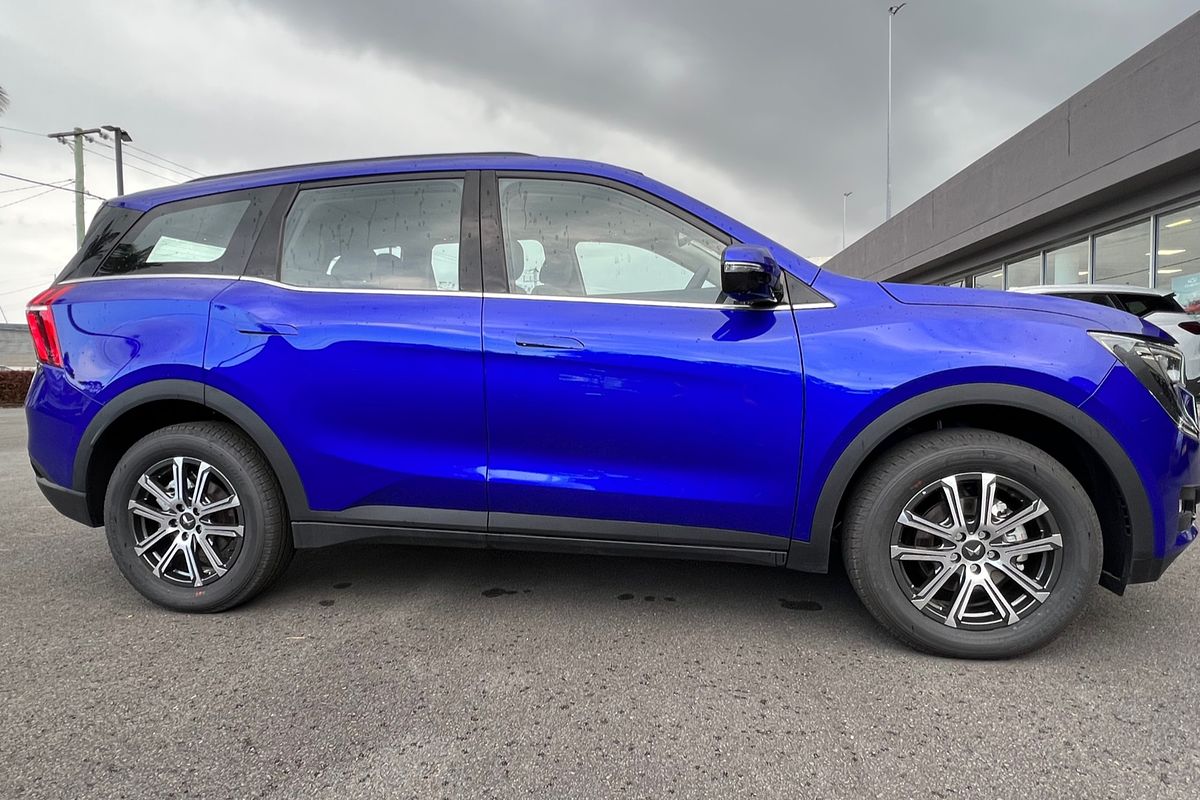 2023 Mahindra XUV700 AX7L