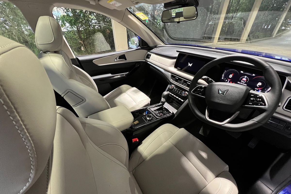 2023 Mahindra XUV700 AX7L