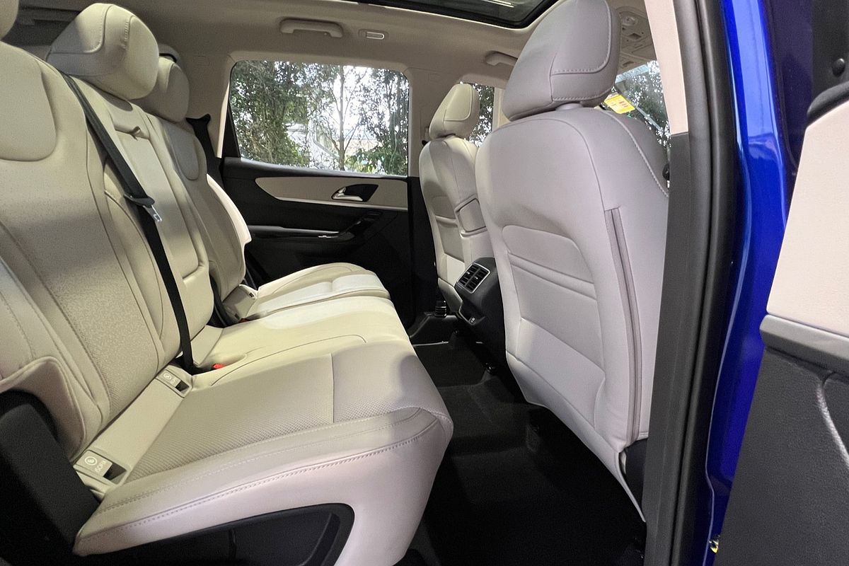 2023 Mahindra XUV700 AX7L
