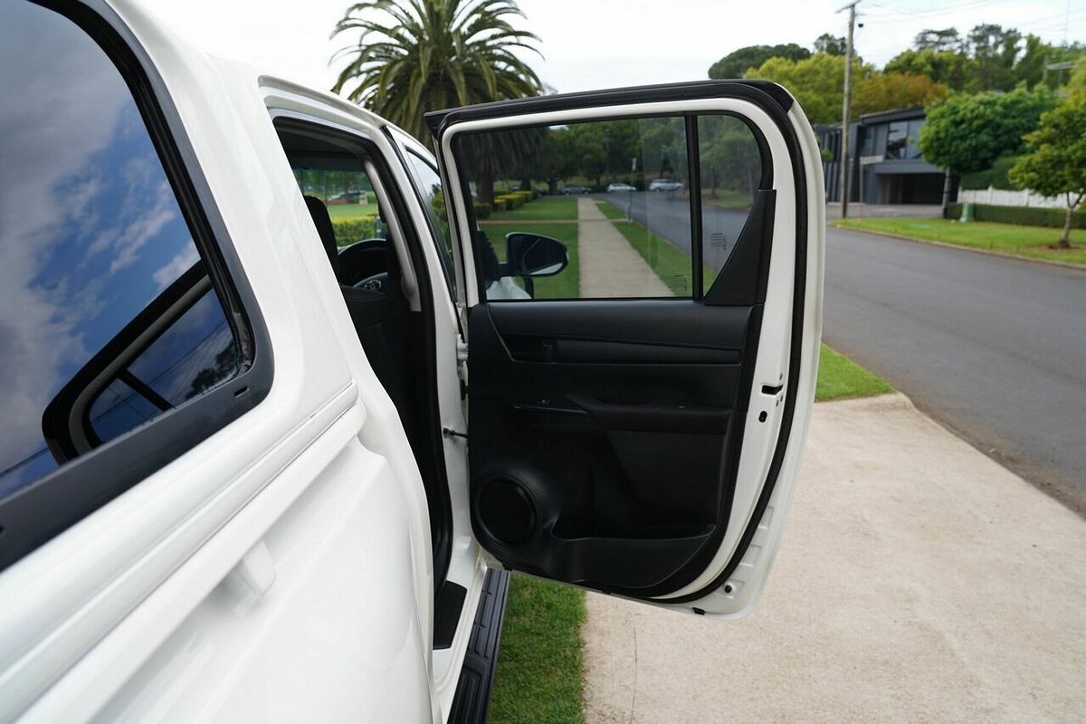 2016 Toyota Hilux SR (4x4) GUN126R 4X4