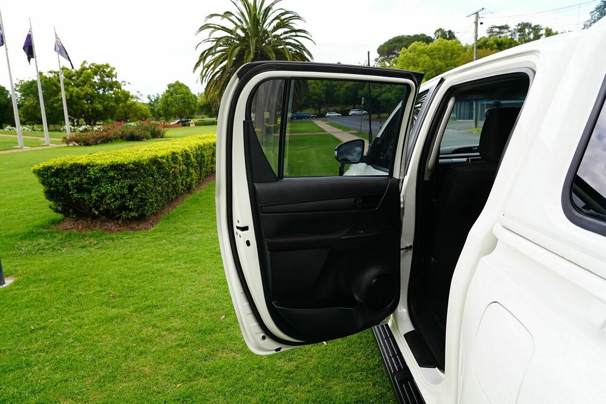 2016 Toyota Hilux SR (4x4) GUN126R 4X4