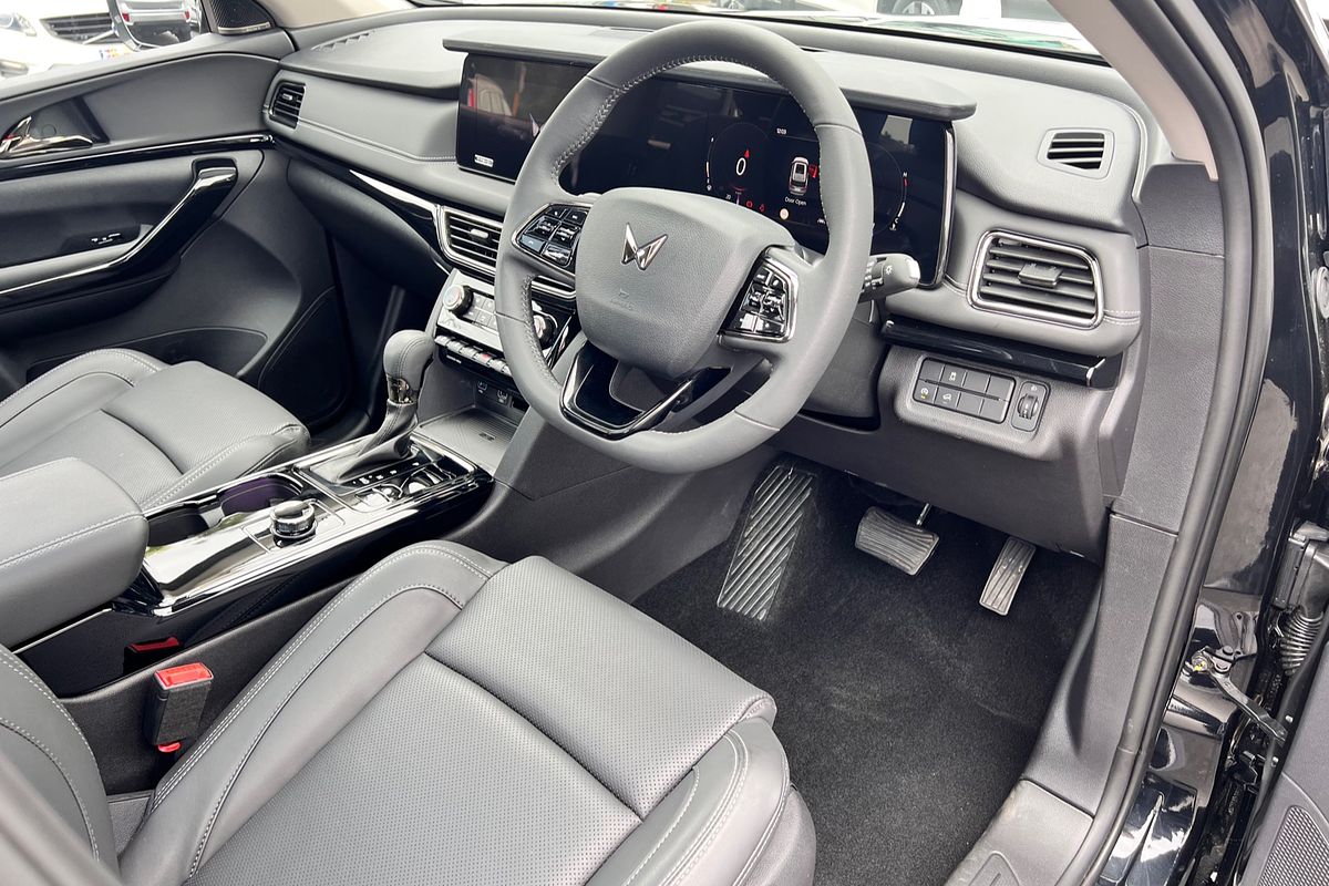 2024 Mahindra XUV700 AX7L