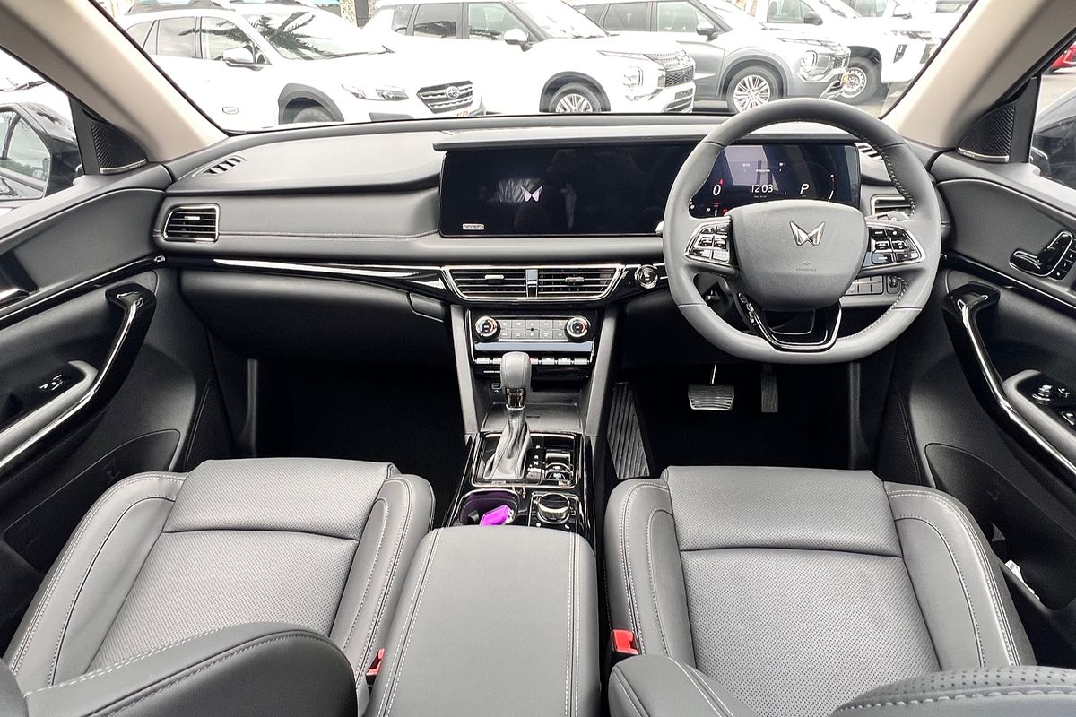 2024 Mahindra XUV700 AX7L