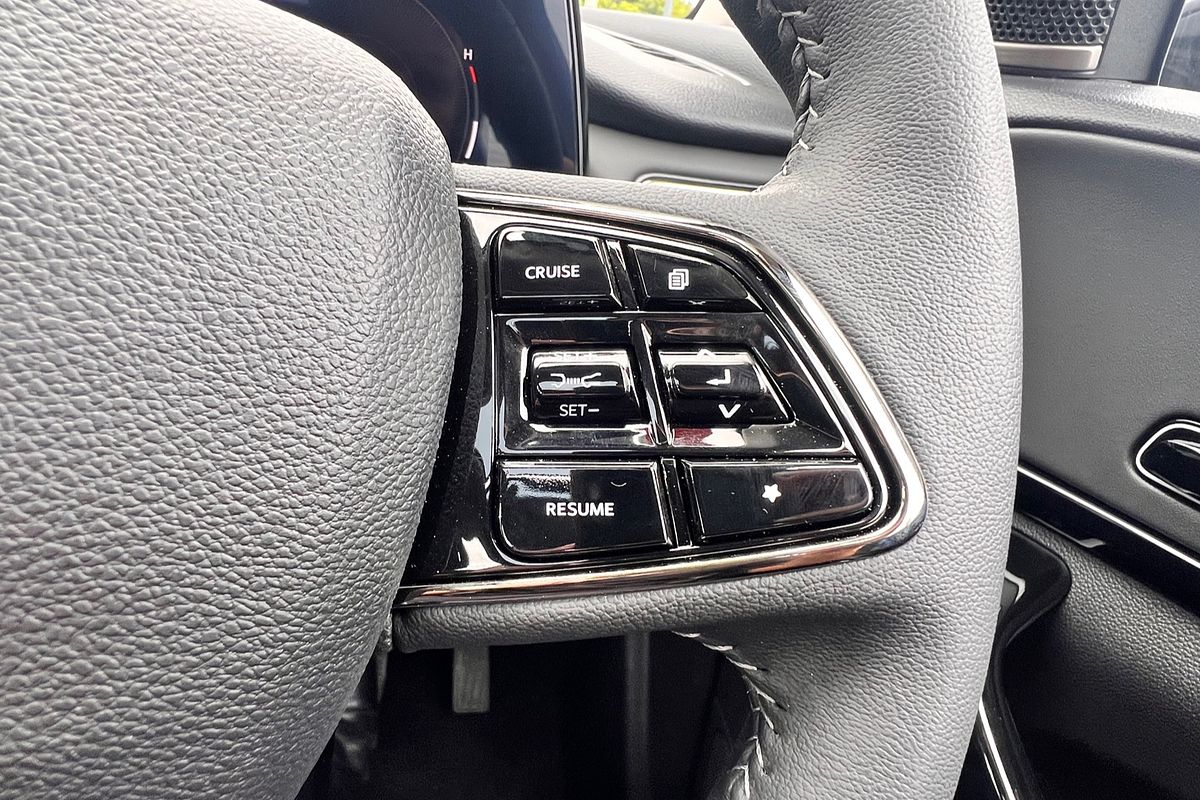 2024 Mahindra XUV700 AX7L
