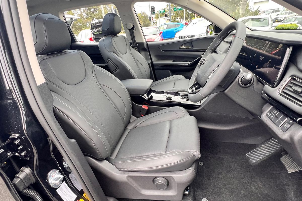 2024 Mahindra XUV700 AX7L