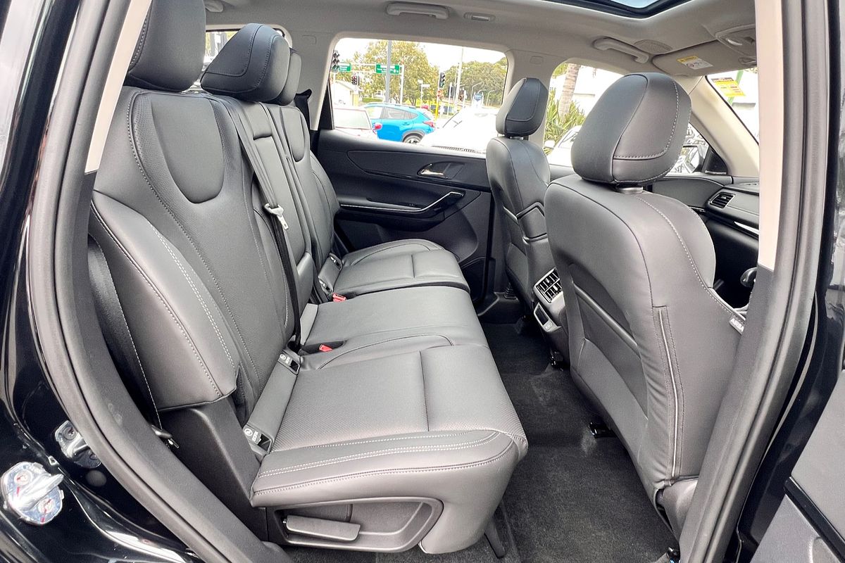 2024 Mahindra XUV700 AX7L