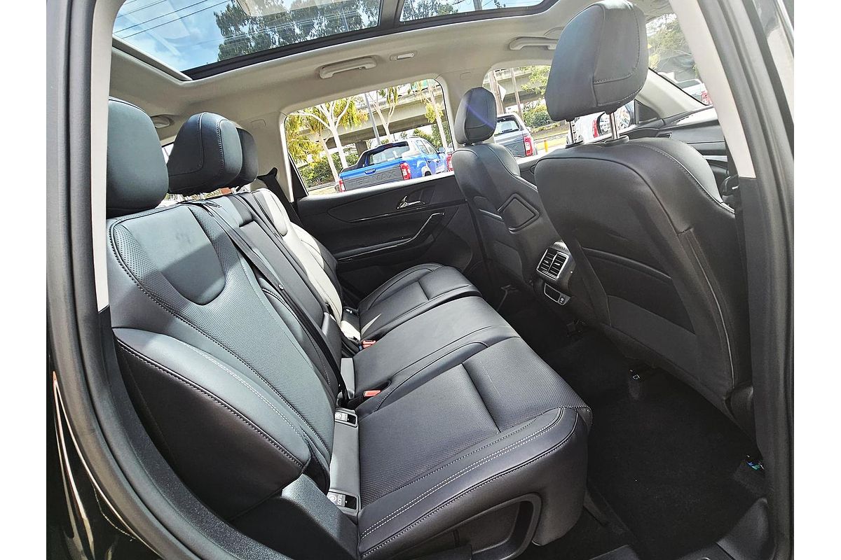 2024 Mahindra XUV700 AX7L Black Edition